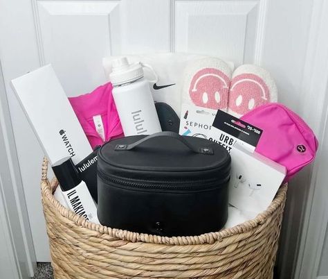 Lululemon Gift Basket Ideas, Giveaway Baskets Ideas, Lululemon Gift Basket, Preppy Gift Basket, Giveaway Basket Ideas, Sonic Pink Belt Bag, Aesthetic Gift Basket, Cute Gift Baskets, Cute Gift Basket Ideas