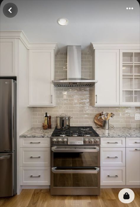 White Cabinets Kitchen Granite, Kitchen Countertops With White Cabinets, Countertops With White Cabinets, White Cabinets Kitchen, Spanish Kitchen Design, Backsplash Kitchen White Cabinets, Backsplash For White Cabinets, Backsplash With White Cabinets, Taupe Kitchen