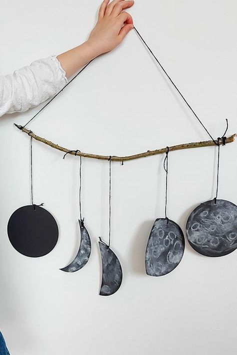 Moon Phases Crafts Preschool, Moon Art Kindergarten, Reggio Moon Activities, Moon Projects For Preschool, Kindergarten Moon Activities, Phases Of The Moon Art Project, Full Moon Craft, Full Moon Crafts For Kids, Moon Craft Ideas