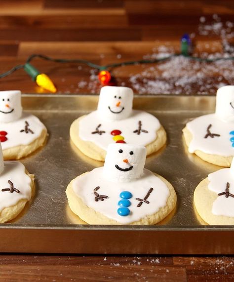 Snowman Cookies Recipe, Melted Snowman Cookies, Melted Snowman, Snowman Cookies, Cookies For Kids, Xmas Cookies, Cookies Decorated, Christmas Cooking, Christmas Snacks