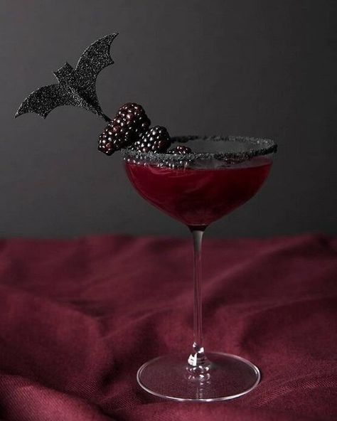 Who Needs Candy When You Can Have Halloween Cocktails? Adult Halloween Party Food, Elegant Halloween Party, Vampire Party, Elegant Halloween Decor, Halloween Cocktail, Halloween Fest, Halloween Movie Night, Halloween Party Dinner, Halloween Party Ideas