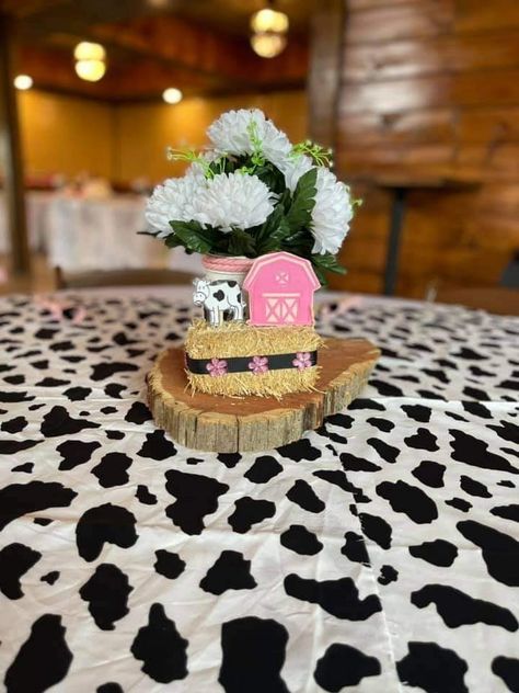 Farm Party Table Centerpiece, Cow Birthday Party Centerpieces, Cow Party Centerpieces, Cow Centerpieces Farm Birthday, Cow Themed Birthday Party Centerpieces, Barn Theme Centerpieces, My First Rodeo Centerpieces Girl, Barnyard Centerpieces, Farm Theme Centerpieces