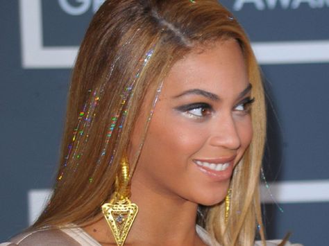 Beyonce rocking the very popular Silver Diy Hair Tinsel, Horrible Hair, Beyonce Hair, Feather Hair Extensions, Hair Tinsel, Destiny's Child, Remy Human Hair Extensions, Glitter Hair, Feathered Hairstyles