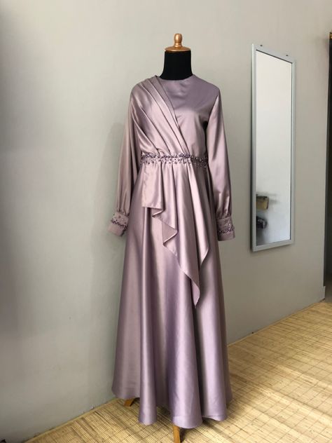 Bisa jadi ide bridesmaid Model Bridesmaid Dress Hijab Satin, Dress Satin Hijab Bridesmaid, Seragam Bridesmaid Hijab, Model Dress Bridesmaid Hijab, Dress Bridesmaid Hijab Simple, Gaun Satin Dresses, Model Dress Bridesmaid, Gaun Bridesmaid Hijab Satin, Baju Bridesmaid Muslim