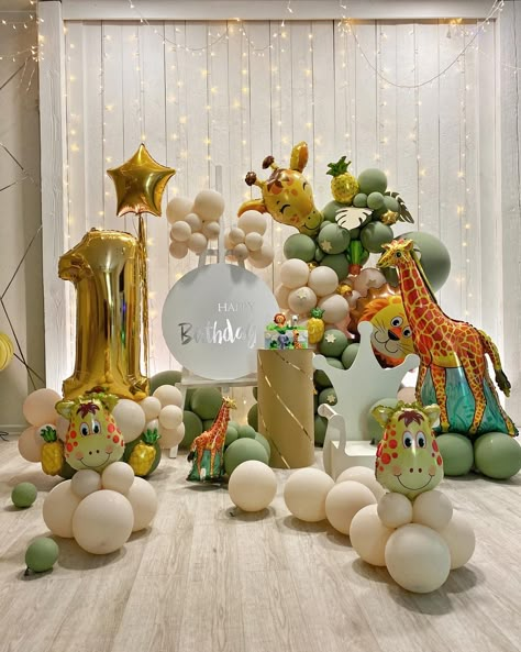 1st Birthday Animal Theme Decoration, Animal Decorations Party, Animal Birthday Party Decorations, Baby Boy Birthday Decoration, First Birthday Decorations Boy, Birthday Cake Roses, Jungle Theme Birthday Party, Baby Birthday Photoshoot, Dinosaur Birthday Party Decorations