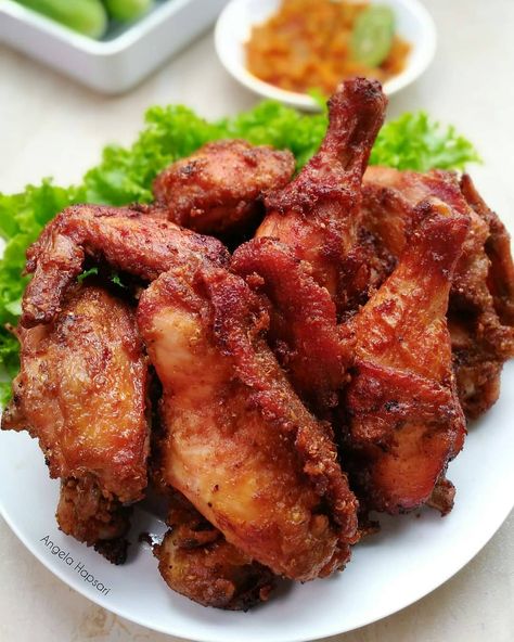 🍔 Aneka Resep Masakan Lezat on Instagram: “Ayam Goreng Ketumbar By @angela_hapsari Bahan : 1 ekor ayam, potong2 beri perasan jeruk nipis dan garam, diamkan sebentar lalu bilas,…” Indonesian Cuisine, Cheese Sauce, Chicken Wings, Easy Drawings, Bacon, Chef, Sauce, Meat, Chicken