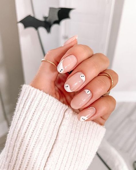 Short Halloween Nail Inspos, Holloween Nails 2022 Simple, Fall Nails 2022 Halloween, Cute Nails For Fall Ghost, Subtle Halloween Nails, Simple Halloween Nails Short Pumpkin, Fun Halloween Nails, Chic Nail Designs, Black Halloween Nails