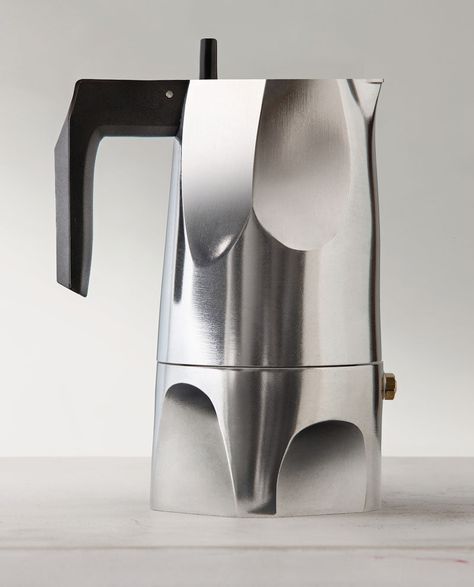 17 Modern Coffee Makers That You'll Want To Show Off // This moka pot coffee maker was inspired by the original design of the moka pot as well as by the unique form of the volcanic stone after which it's named. Moka Pot Coffee, Best Espresso Machine, Italian Espresso, Best Coffee Maker, Best Espresso, Espresso Maker, Design Del Prodotto, Design Industrial, Espresso Machines