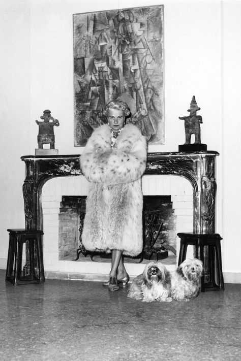 Peggy Guggenheim wearing a Snow Leopard fur coat at her Venice home Palazzo Venier dei Leoni standing in front of her Picasso 'The Poet' (1911) Peggy Guggenheim, Very Important Person, Robert Motherwell, Marcel Duchamp, Max Ernst, American Princess, Guggenheim Museum, Jackson Pollock, Drip Painting