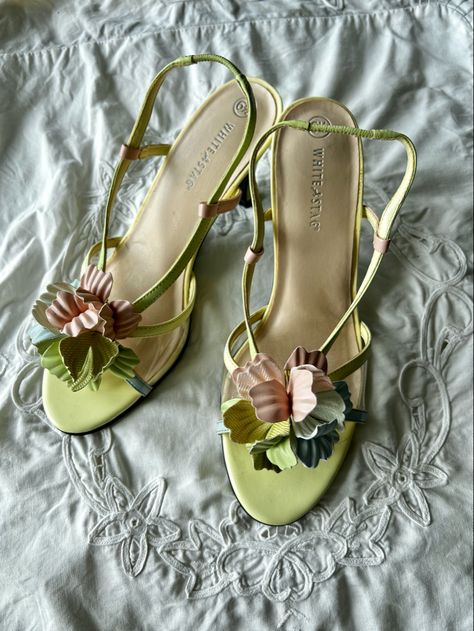 Aesthetic Heels Vintage, Floral Heels Aesthetic, Pink And Green Heels, Chic Summer Flower Sandals, Floral Shoes Heels, Vintage Flower Heels, Orchid Heels, Pastel Heels, Heels Flower