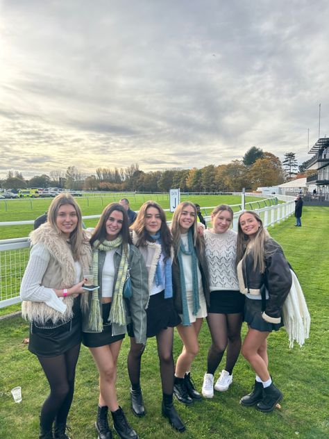 Race Course Outfit, Races Outfit Uni, Races Outfit Winter, Cheltenham Races Fashion, Horse Races Outfit, Steeplechase Outfit, Outfits For The Races, Cheltenham Races Outfits, Horse Race Outfit