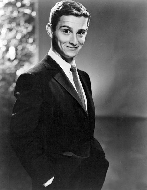 Joel Grey actor n.en Cleveland en 1932 Ectomorph Body, Joel Grey, Happy Birthday Today, Out Of The Closet, G Man, Large Eyes, Classic Hollywood, Old Hollywood, Peter Pan