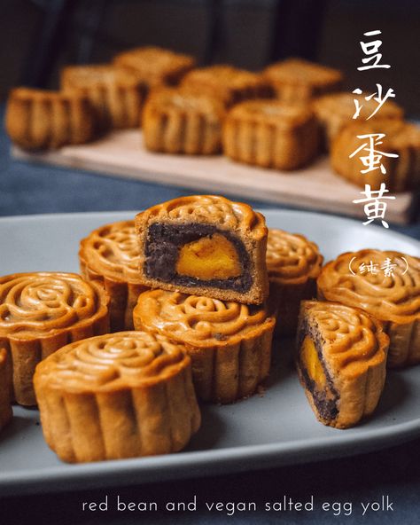 Vegan Mooncakes (6 ways!) 純素月餅 - The Plant-Based Wok Vegan Moon Cake Recipe, Vegan Mooncakes, Vegan Moon Cake, Vegan Asian Desserts, Mooncake, Mooncake Recipe, Salted Egg Yolk, Red Bean Paste, Salted Egg