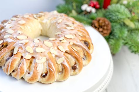 Holiday Buffet Ideas, Swedish Tea Ring Recipe, Tea Ring Recipe, Swedish Tea Ring, Sweet Roll Dough, Yule Recipes, Swedish Baking, Baked Breakfast Casserole, Powdered Sugar Glaze