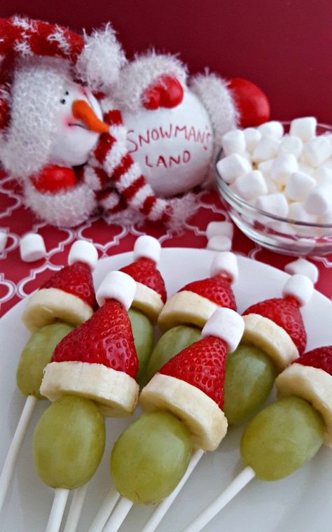 Grinch Fruit Kabobs - My Thoughts, Ideas, and Ramblings Grinch Fruit, Grinch Fruit Kabobs, Grinch Kabobs, Fancy Christmas Party, Christmas Party Foods, Rice Krispie Treats Christmas, Chex Mix Christmas, Yummy Appetizers Parties, Christmas Tree Brownies