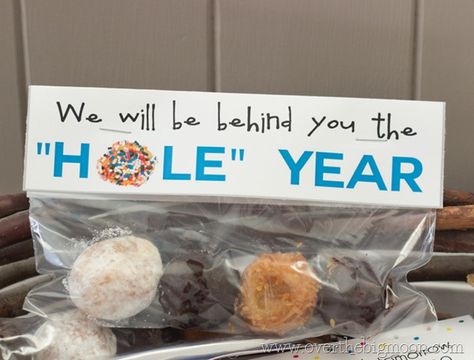 I have a very simple back to school idea for you today. Just a few donut holes, Ziploc  bags, and our free bag topper. Our Parent Organization used them when the teachers came back to school t... Mentee Gifts Ideas, Welcome Back Teacher, Teacher Morale, Teacher Treats, Back To School Organization, Staff Gifts, School Treats, School Teacher Gifts, Staff Appreciation