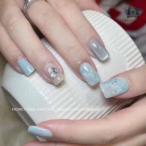 Thêm năng lượng cuối tuần với những mẫu nail ấn tượng nhà HoneyNail&Spa. Bộ nail ẩn xà cừ nhẹ nhàng cho cuối tuần thêm xinh, một sự lựa chọn không thể thiếu khi diện mọi outfit.😉 ❤️ Book lịch bằng cách inbox trực tiếp qua Facebook, Instagram hoặc gọi vào Hotline : ☎️ Q3 - 402 Nguyễn Đình Chiểu: 0938978726 ☎️ Gò Vấp - 50 Nguyễn Bỉnh Khiêm: 0937852629 ☎️ Cần Thơ - 54 Lý Tự Trọng : 0973925454 Facebook Instagram, Nails