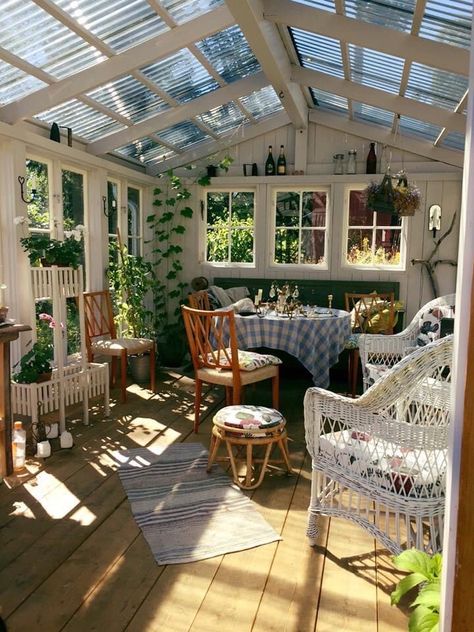 Art Projects For Kids Easy, Window Sunroom, Kids Easy Crafts, Garden Shed Interiors, Garden Room Extensions, Room Extensions, Home Greenhouse, Sunroom Designs, Backyard Greenhouse