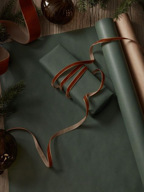 Christmas Wrapping Ideas Green Paper, Dark Green Gift Wrapping, Emerald Green Christmas Wrapping, Brown Green Christmas Decor, Red And Green Christmas Wrapping, Christmas Wrapping Green, Natural Christmas Wrapping Ideas, Christmas Wrapping Ribbon, Brown And Green Christmas