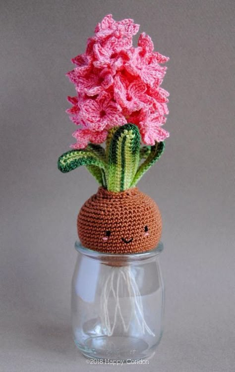 jacinthe rose avec ses feuilles et son bulbe tout au crochet Cactus En Crochet, Crochet Pictures, Flower Amigurumi, Diy Hobbies, Evergreen Flowers, Beau Crochet, Flower Cat, Crochet Tutorial Pattern, Crocheted Flower