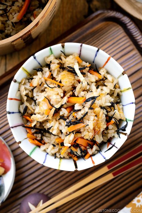 Hijiki Rice Recipe, Takikomi Gohan Recipe, Japanese Mixed Rice, Kamameshi Rice Recipe, Hijiki Recipe, Rice Recipes Japanese, Japanese Healthy Recipes, Japanese Vegetable Recipes, Menstrual Food