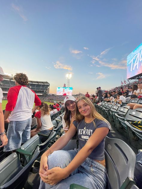 Baseball Game Pictures Instagram With Friends, Angels Game Outfit Baseball, Angel Game Outfit Baseball, Mlb Game Aesthetic, Baseball Game With Friends, Baseball Game Aesthetic Pictures, Baseball Game Picture Ideas, Angels Game Outfit, Baseball Stadium Pictures Photo Ideas