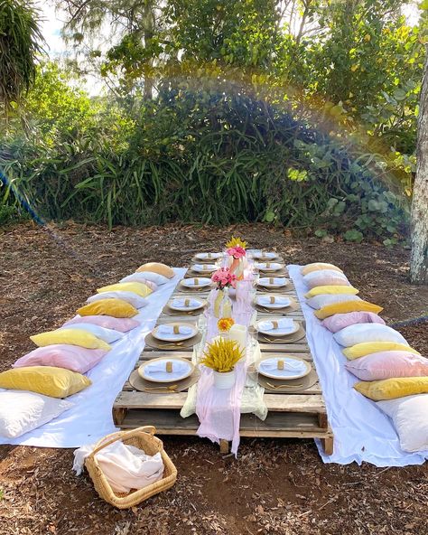 Instagram: @picnicsinparadise808 Paint And Sip Ideas Parties Decorations, Sip And Paint Picnic, Picnic Setup Ideas, Group Picnic, Breakfast Brunch Party, Picnic Setup, Paint And Sip Ideas, Luxury Picnics, Facts About Yourself