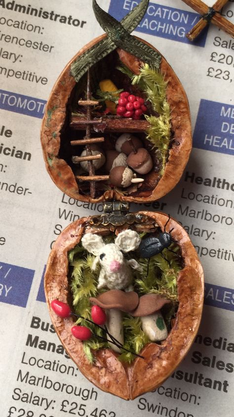 Walnut Shell Diorama, Walnut Ornaments Diy, Walnut Miniature Art, Nutshell Crafts, Walnut Diorama, Walnut Crafts, Nut Crafts, Walnut Shell Crafts, Walnut Art