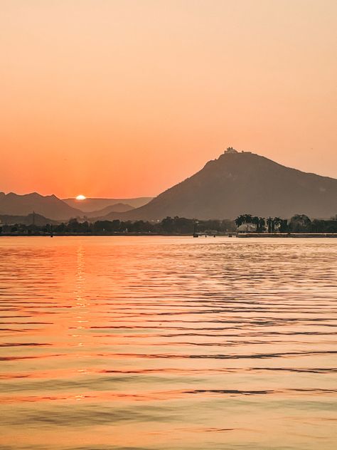 Sunset at the Fateh Sagar lake in Udaipur Udaipur Photoshoot, Fatehsagar Lake Udaipur, Fateh Sagar Lake Udaipur, Udaipur Sunset, Rajasthan Trip, Sun And Sky, Indian Lake, Ford Suv, Udaipur