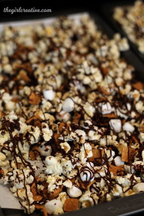 S'mores Popcorn How To Make S’mores Popcorn, S’mores Popcorn, Smores Popcorn, Popcorn Mix, Popcorn Treats, Popcorn Recipe, Popcorn Recipes, Family Movie, Family Movie Night