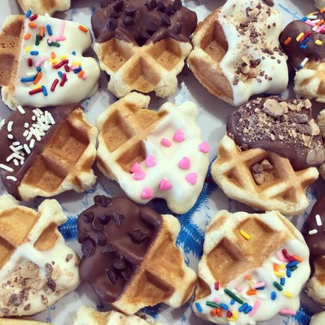 Mini Waffle Cookies, Chocolate Dipped Waffles, Mini Waffle Dessert Ideas, Dessert Waffle Bar, Chocolate Covered Waffles, Waffle Snack Ideas, Waffle Cookies Decorated, Mini Waffles Ideas, Waffle Popsicle