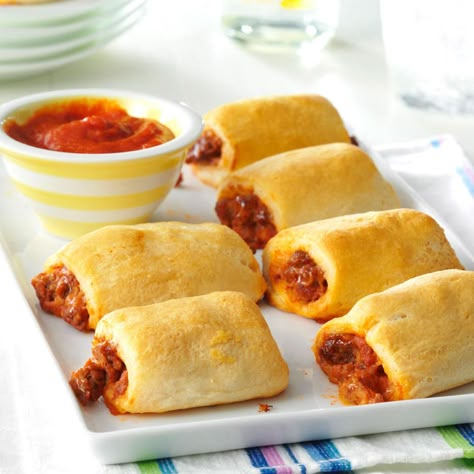 Pizza Roll-Ups Ground Beef Roll, Pizza Treats, Crescent Roll Appetizers, Pizza Sugar Cookie, Pizza Roll Up, Pizza Roll, Beef Roll, Crescent Roll Recipes, Fruit Pizza