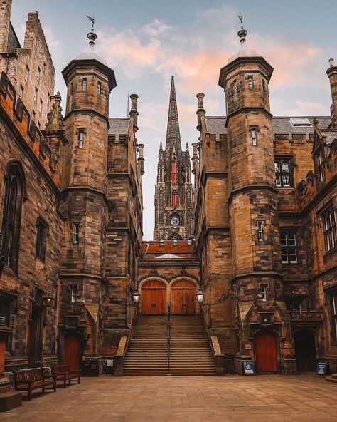 Scotland Autumn, Edinburgh Photography, Academia Aesthetic Wallpaper, Scotland Aesthetic, Dark Light Academia, University Of Edinburgh, Edinburgh Travel, Edinburgh University, Light Academia Aesthetic