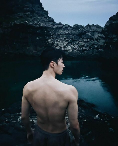 Male Looking Back Pose, Man Looking Back Over Shoulder Pose, Male Pose Reference Back View, Male Back Photography, Mans Back Reference, Douyin Yearbook, Man Looking Over Shoulder Reference, Looking Over Shoulder Pose Male, Back Reference Male