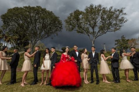 ¿Qué es una corte de honor de Quince años? Quinceanera Court Pictures, Chambelanes Outfits Quinceanera, Red Quince Theme, Quince Court, Quinceanera Court, Red Quinceanera Ideas, Court Pictures, Quince Pictures, Quinceanera Pictures