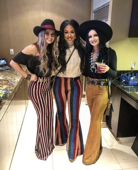 The American Western Fashion Nfr Rodeo Las Vegas Outfits, Country And Western Outfits, Country Music Concert Outfit Fall, Cowgirl Inspired Outfit, Nfr Outfits For Vegas Cowgirl Fashion, Country Music Outfits, Country Concert Outfit Winter, Teen Fashion Winter, Concert Outfit Winter