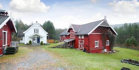 Typical Norwegian Farm Colors Nordic Exterior, Norwegian Farmhouse, Treasure Film, Nordic Farmhouse, Norwegian Winter, Norwegian Home, Viking Home, Norwegian House, Farmhouse Color