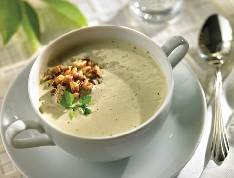 ¡Aprende a preparar Crema de cilantro con nuez con esta receta fácil y divertida! Cocina con Inspiración y descubre todos los tips saludables que NESTLÉ tiene para ti. Seasonal Soups, Tips Saludables, Man Cooking, Happy Foods, Yummy Dips, Desert Recipes, Other Recipes, Soup And Salad, Healthy Cooking