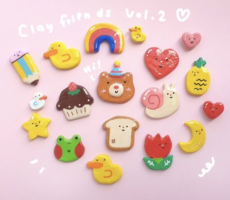 Clay Pins Diy, Clay Magnet Ideas, Clay Friends, Polymer Clay Magnet, Clay Idea, Magnet Ideas, Ceramic Charms, Clay Pins, Pastel Cupcakes