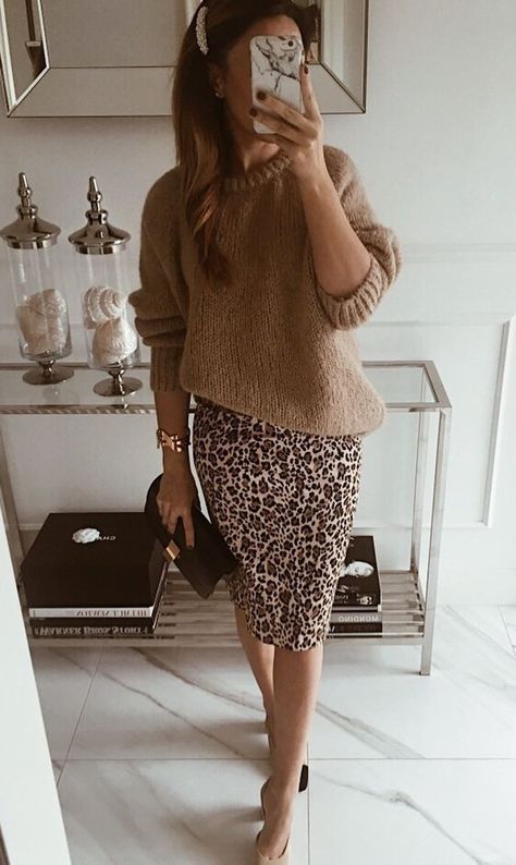 Work Outfits Frauen, Leopard Pencil Skirt, Skirt Diy, Pencil Skirt Casual, Chique Outfit, Brown Knit Sweater, Skirt Heels, Pencil Skirt Outfits, Rock Outfit