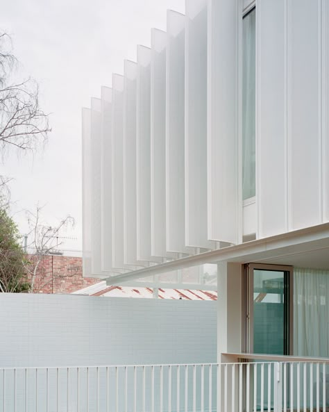 Richmond House by Studio Bright – Project Feature – The Local Project Studio Bright, Black Houses, The Local Project, Casa Exterior, Curated Design, Facade Design, Local Design, Open Plan Living, Australian Design