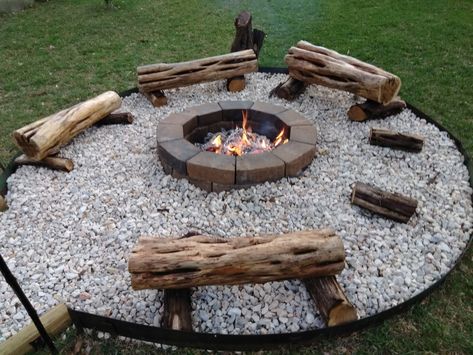 Diy Firepits Backyard, Bbq Fire Pit, Gravel Pit, Outdoor Fire Pit Seating, Outdoor Fire Pit Area, Outside Fire Pits, Outdoor Fire Pit Designs, Fire Pit Landscaping, Fire Pit Seating