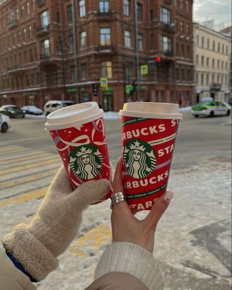 I <3 Starbucks!! ♥️ ✨ #christmas #preppy #starbucks #snow #preppychristmas #aesthetic ✨ Red Cup, Christmas Dreaming, Preppy Christmas, Starbucks Christmas, Cosy Christmas, Christmas Lovers, Christmas Feeling, Christmas Inspo, Warm Christmas