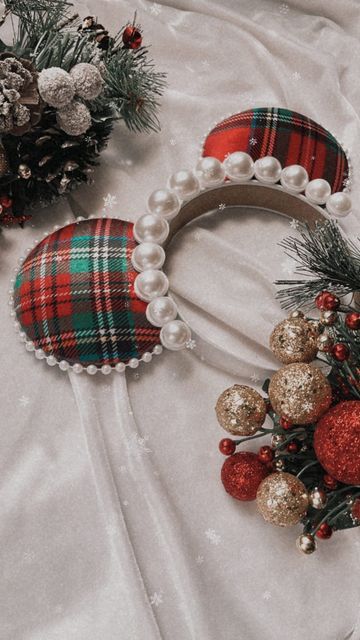 Christmas Mickey Ears Diy, Disney Ears Christmas, Aesthetic Mickey Ears, Christmas Minnie Ears, Diy Minnie Mouse Ears, Christmas Disney Ears, Spirit Outfits, Disney Besties, Christmas Mickey Ears