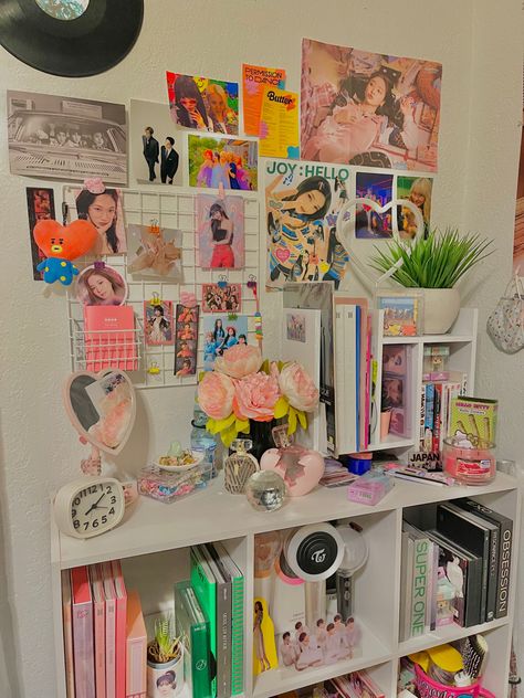 #kpop #kpoproomdecor #bts #redvelvet #twice #shinee #room #kpoproom #btsroomdecor #kpopshelfs Kpop Decor Room Aesthetic, Twice Room Ideas, Kpop Aesthetic Room Decor, Pastel Kpop Room, K Pop Themed Room, Kpop Dorm Room Ideas, Twice Bedroom, Kpop Rooms Ideas, Twice Room Decor Kpop