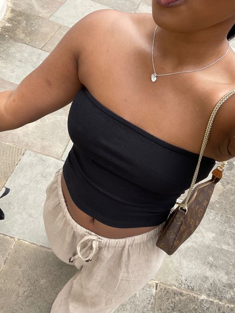 Tube Top Baggy Pants, Tube Top Summer Outfits, Black Tube Top Outfit Aesthetic, Black Tube Top Outfit Summer, Bandeau Top Outfits Summer, Black Bandeau Outfit, Black Bandeau Top Outfit, Tube Outfit Ideas, Bandeau Top Outfit