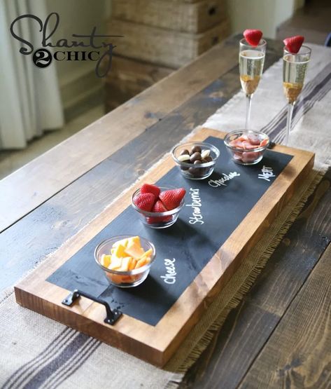 Plateau de service pour tableau noir - Shanty 2 Chic Chalkboard Serving Trays, Hostess Gifts Summer, Farmhouse Serving Trays, Diy Serving Tray, Easy Diy Christmas Gifts, Diy Tray, Fabulous Diy, Tray Diy, Diy Chalkboard