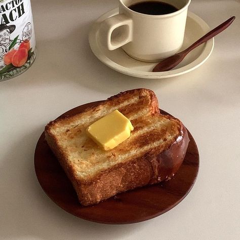 Toast Butter, Aesthetic Foods, Food Aesthetics, Foods And Drinks, Cafe Food, Coffee Recipes, Pretty Food, I Love Food, Cute Food