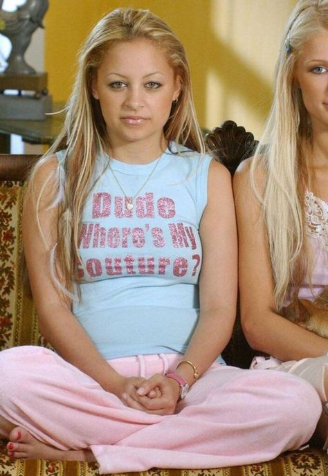 Juicy Couture Anything from Paris & Nicole's Simple Life Style Was So '00s on E! Online Nicole Richie 2000s, Paris Hilton 2000s, Nicole Ritchie, Paris And Nicole, Juicy Couture Tracksuit, 2000s Fashion Trends, Early 2000s Fashion, 2000s Fashion Outfits, Nicole Richie