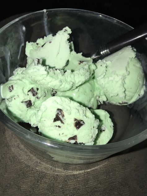 Mint Choco Ice Cream Aesthetic, Mint Chocolate Chip Ice Cream Aesthetic, Ice Cream Mint Choco, Mint Choco, Mint Chip Ice Cream, Burfi Recipe, Mint Chocolate Chip Ice Cream, Mint Ice Cream, Mint Chocolate Chip